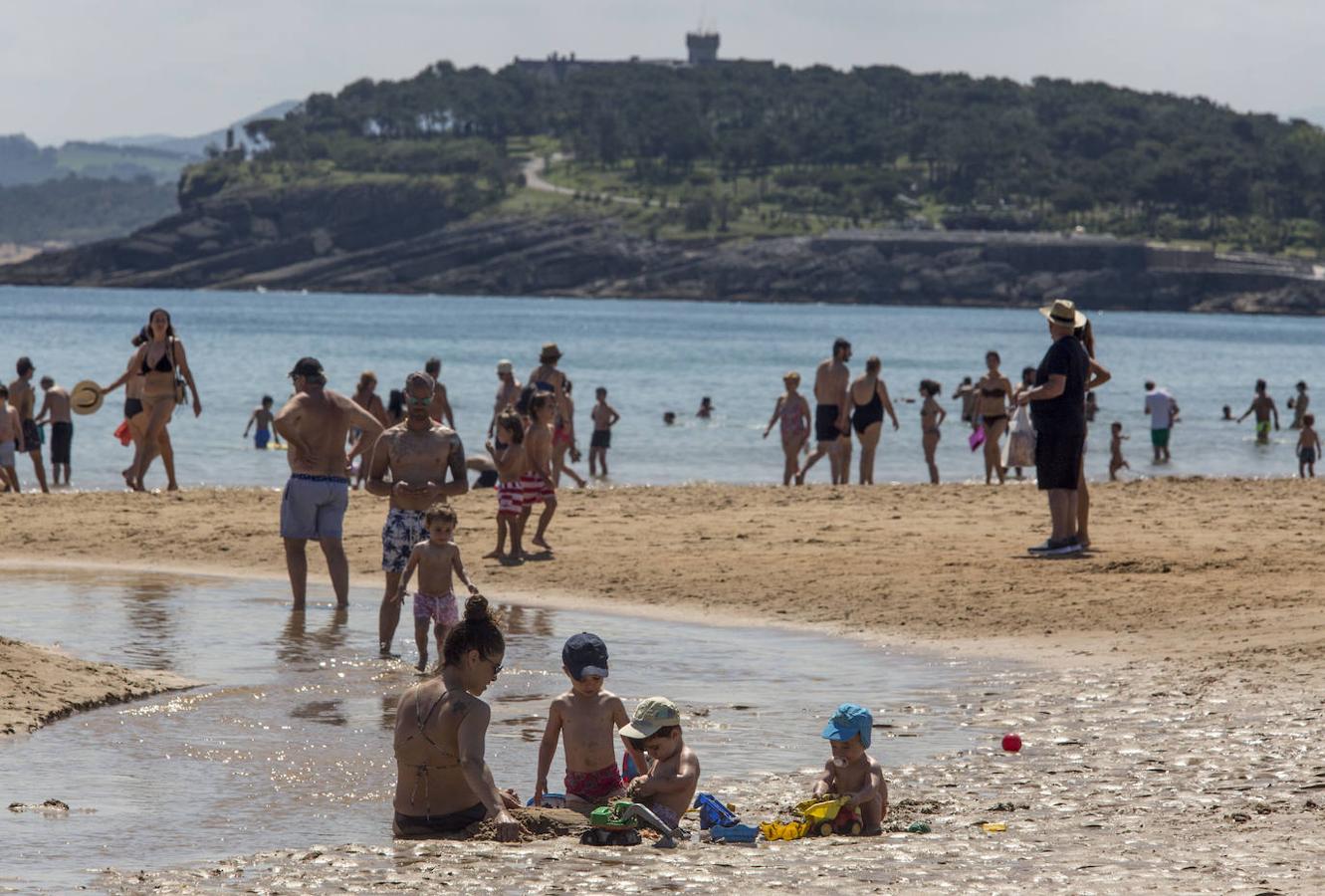 El buen tiempo animó las playas, paseos y terrazas.