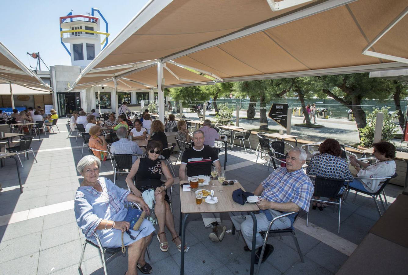 El buen tiempo animó las playas, paseos y terrazas.