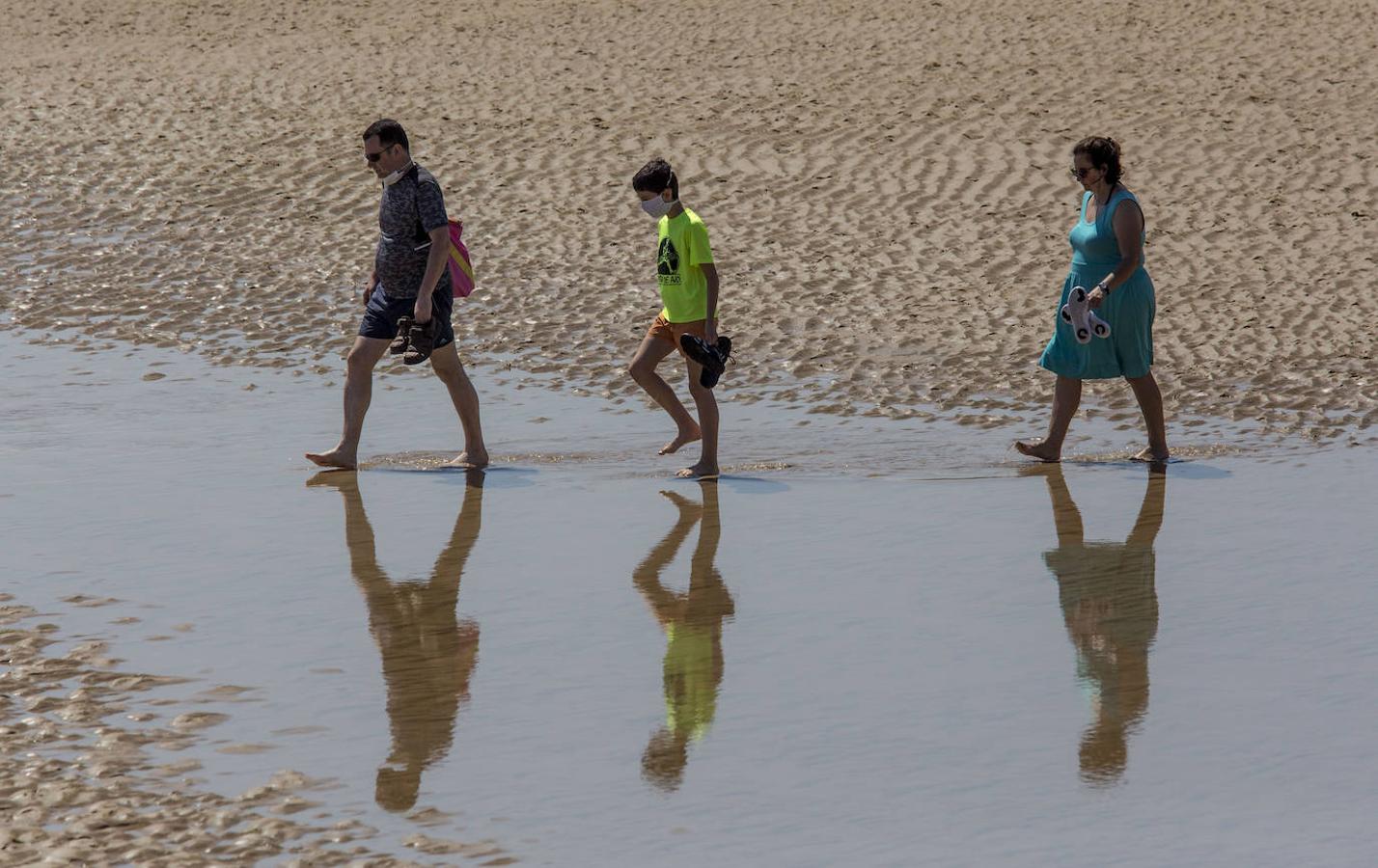 El buen tiempo animó las playas, paseos y terrazas.