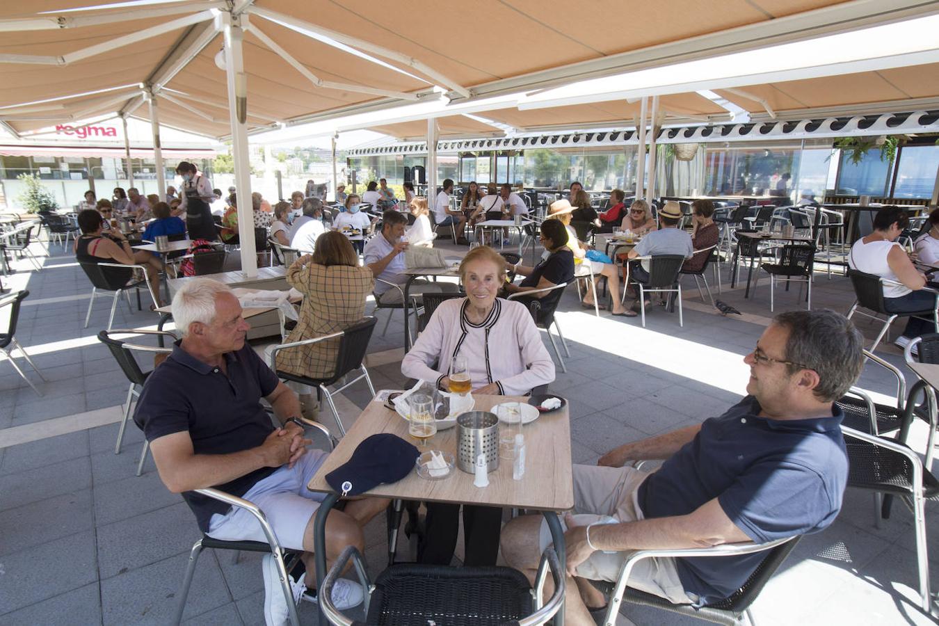 El buen tiempo animó las playas, paseos y terrazas.