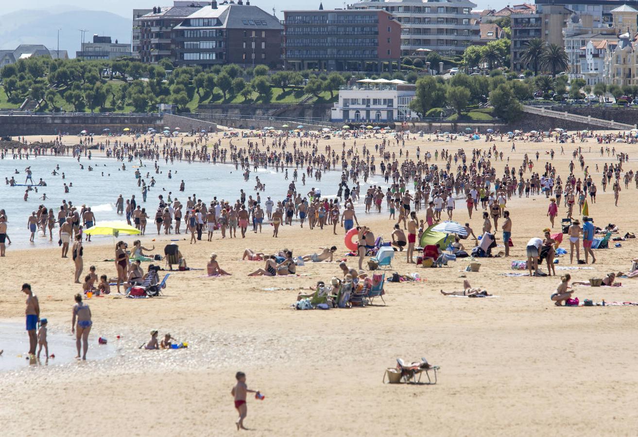 El buen tiempo animó las playas, paseos y terrazas.
