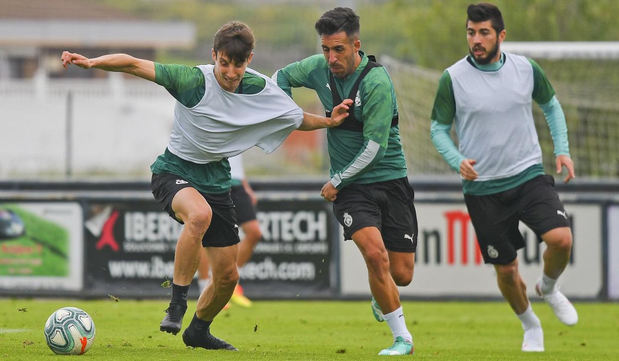 Guillermo y Dani Toribio luchan por el balón en La Albericia. DM