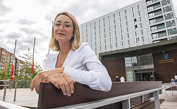 Alejandra Martínez posa frente a la entrada del Hospital Valdecilla.