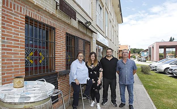 Inés, Joaquín, Encarna y Joaquín 'Kino', en la taberna que regentan en la plaza del ayuntamiento de Miengo. 