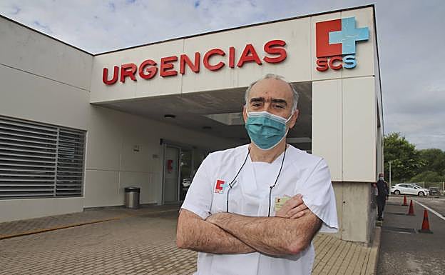 Carlos Teja, delante de la entrada de la zona de urgencias del Hospital de Laredo.