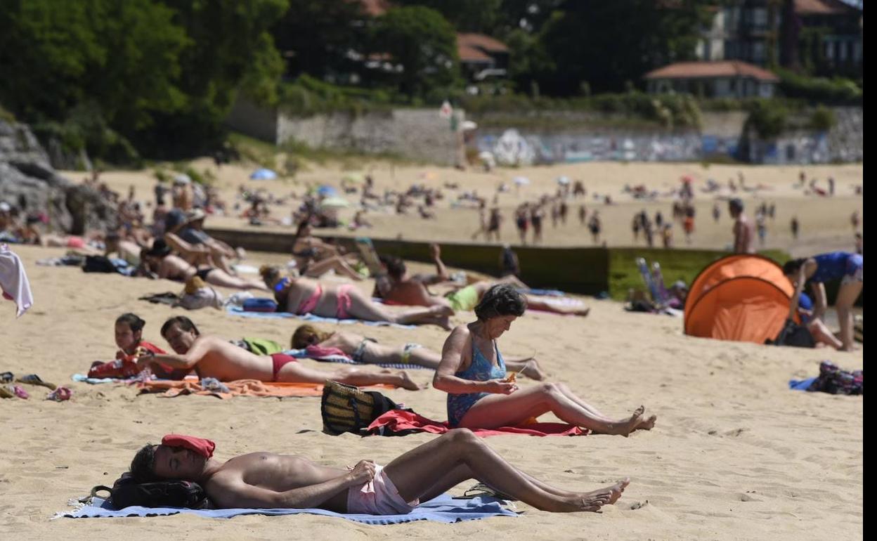 Aficionados al sol en La Magdalena. Entre grupo y grupo, la distancia recomendada.