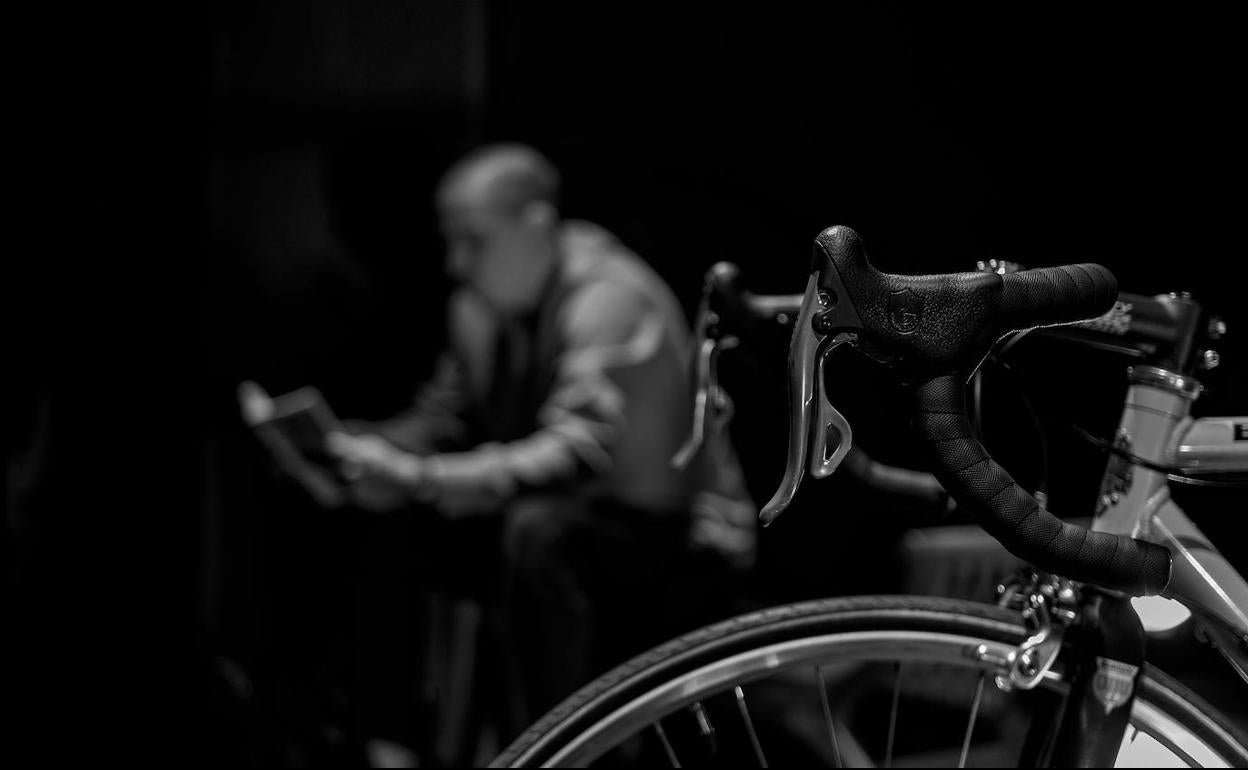 La compañía de Rita Cofiño interpreta este sábado la obra 'La Fuga. Una etapa con Pantani', escrita por el dramaturgo cántabro Isaac Cuende.