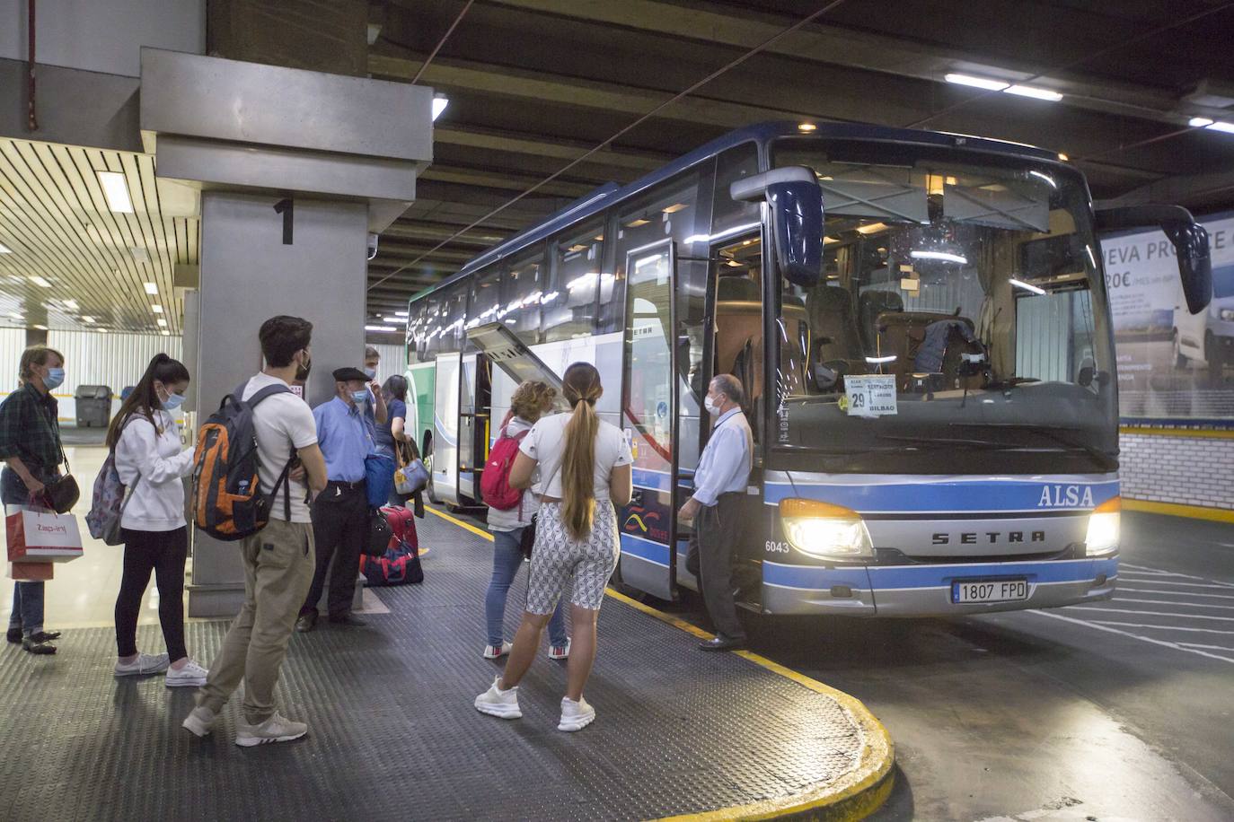 Fotos: Los autobuses de Cantabria restablecen todos los destinos, aunque con menos frecuencias