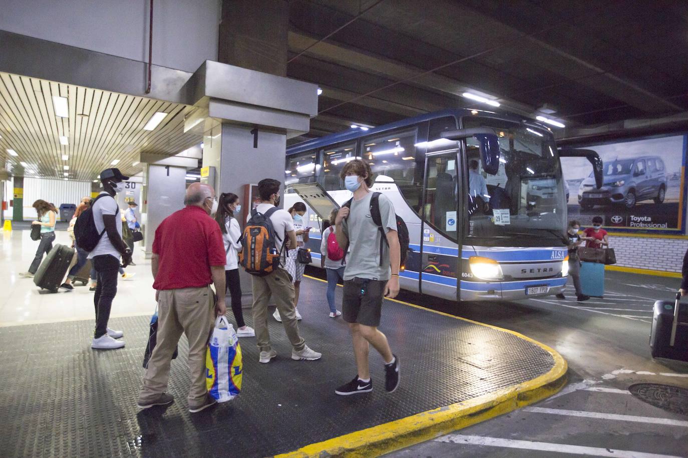 Fotos: Los autobuses de Cantabria restablecen todos los destinos, aunque con menos frecuencias