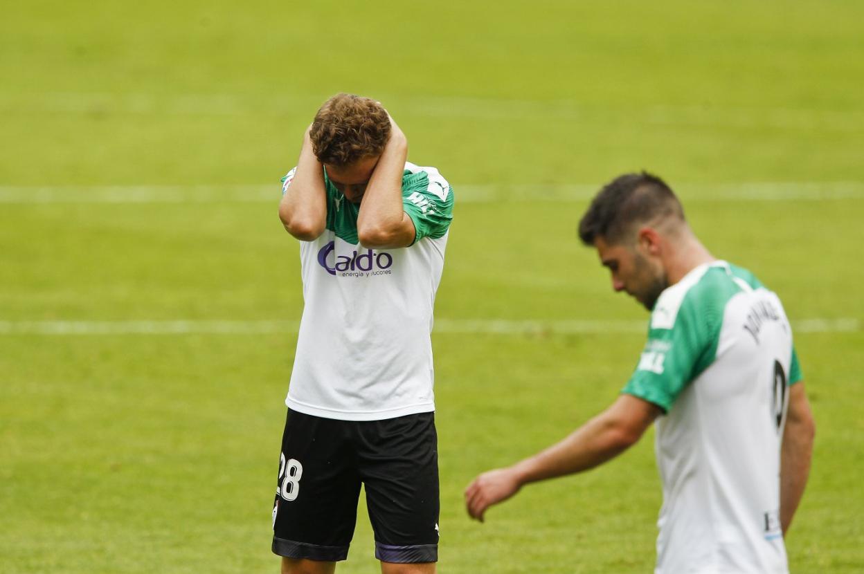 Rafa Tresaco y Jon Ander, cabizbajos tras la derrota ante el Tenerife ayer en los Campos de Sport.