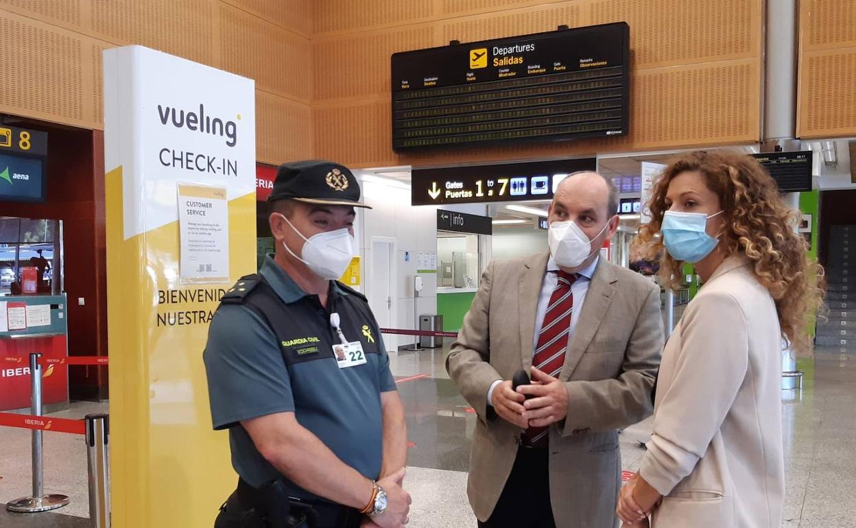 La delegada del Gobierno, Ainoa Quiñones, de supervisión en el aeropuerto.