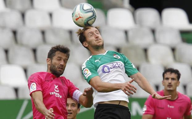 Borja Galán gana en el salto a Aitor Sanz y despeja un balón ante Sergio Ruiz en El Sardinero.