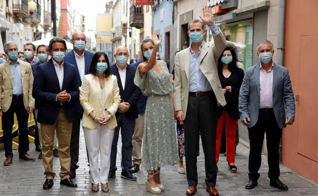 Los Reyes saludan a los ciudadanos en una calle Las Palmas.