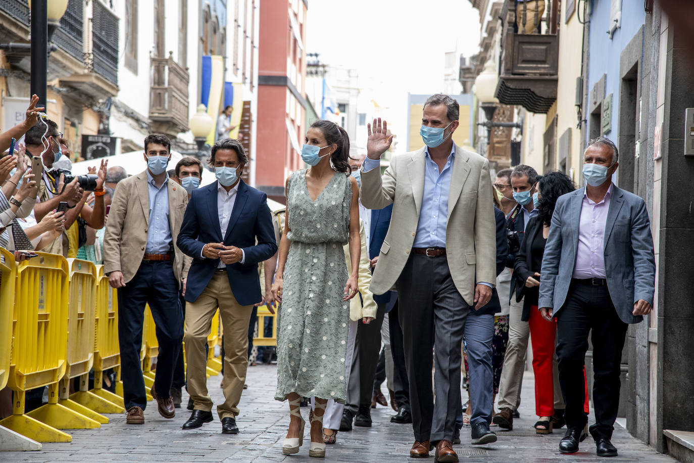 Los reyes retoman su agenda con una gira por España, destacando el vestido de Zara que lució la monarca en Las Palmas de Gran Canaria.