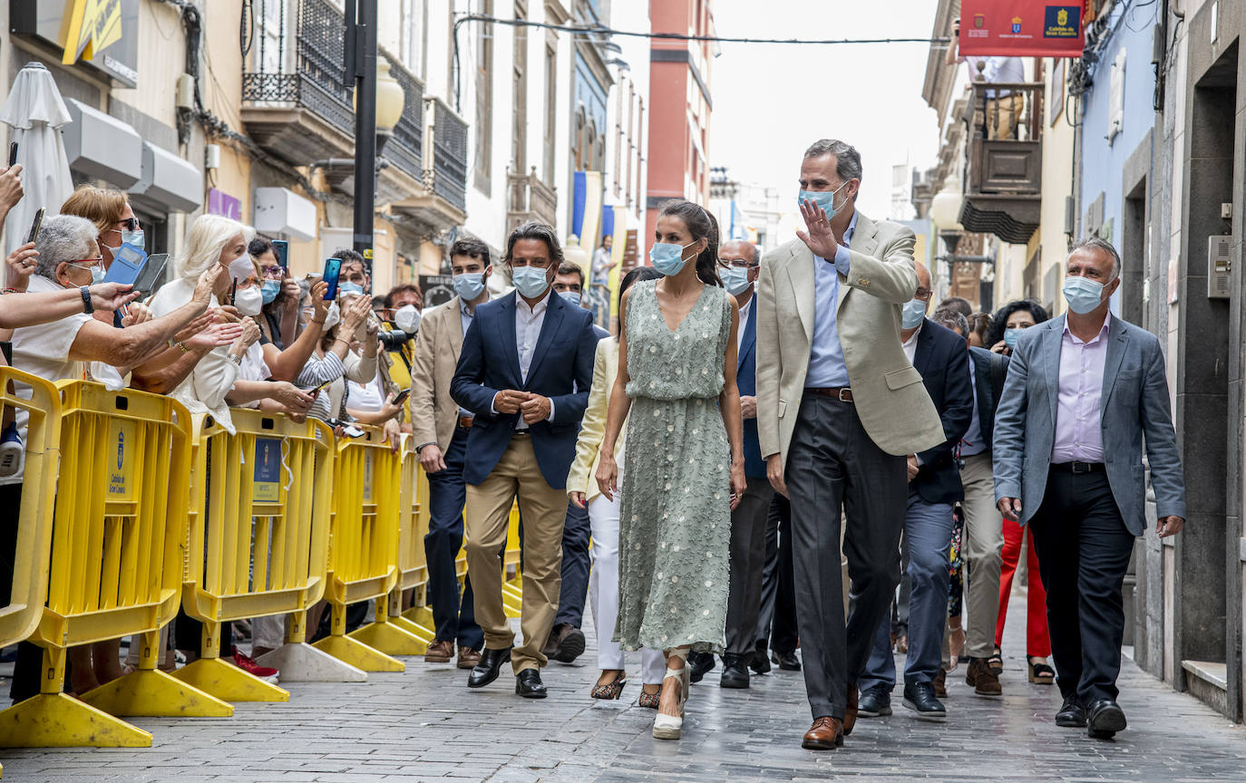 Los reyes retoman su agenda con una gira por España, destacando el vestido de Zara que lució la monarca en Las Palmas de Gran Canaria.