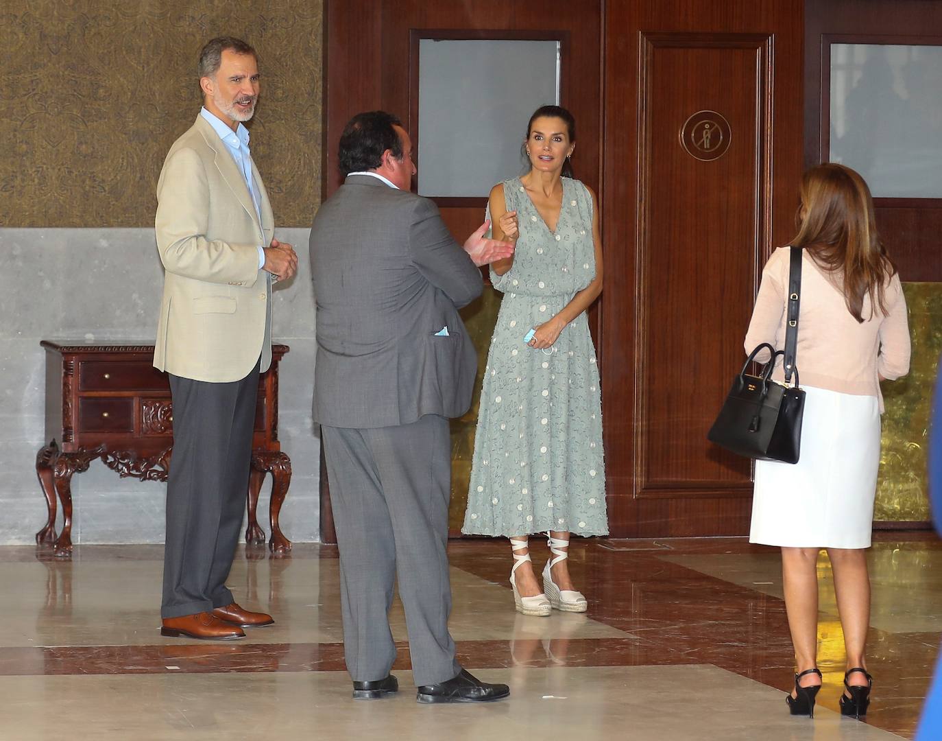 Los reyes retoman su agenda con una gira por España, destacando el vestido de Zara que lució la monarca en Las Palmas de Gran Canaria.