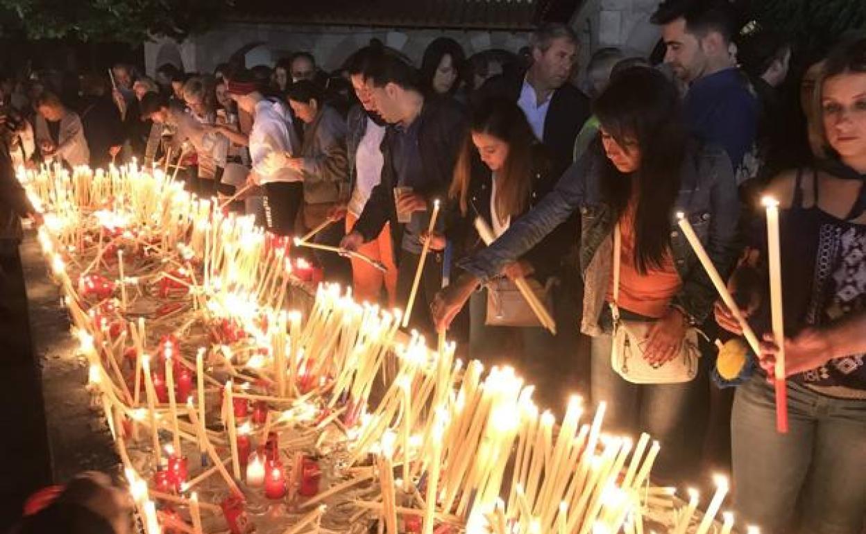 Cada año, centenares de romeros van en procesión hasta Revilla de Camargo para honrar con velas a la patrona del valle y de los marineros.