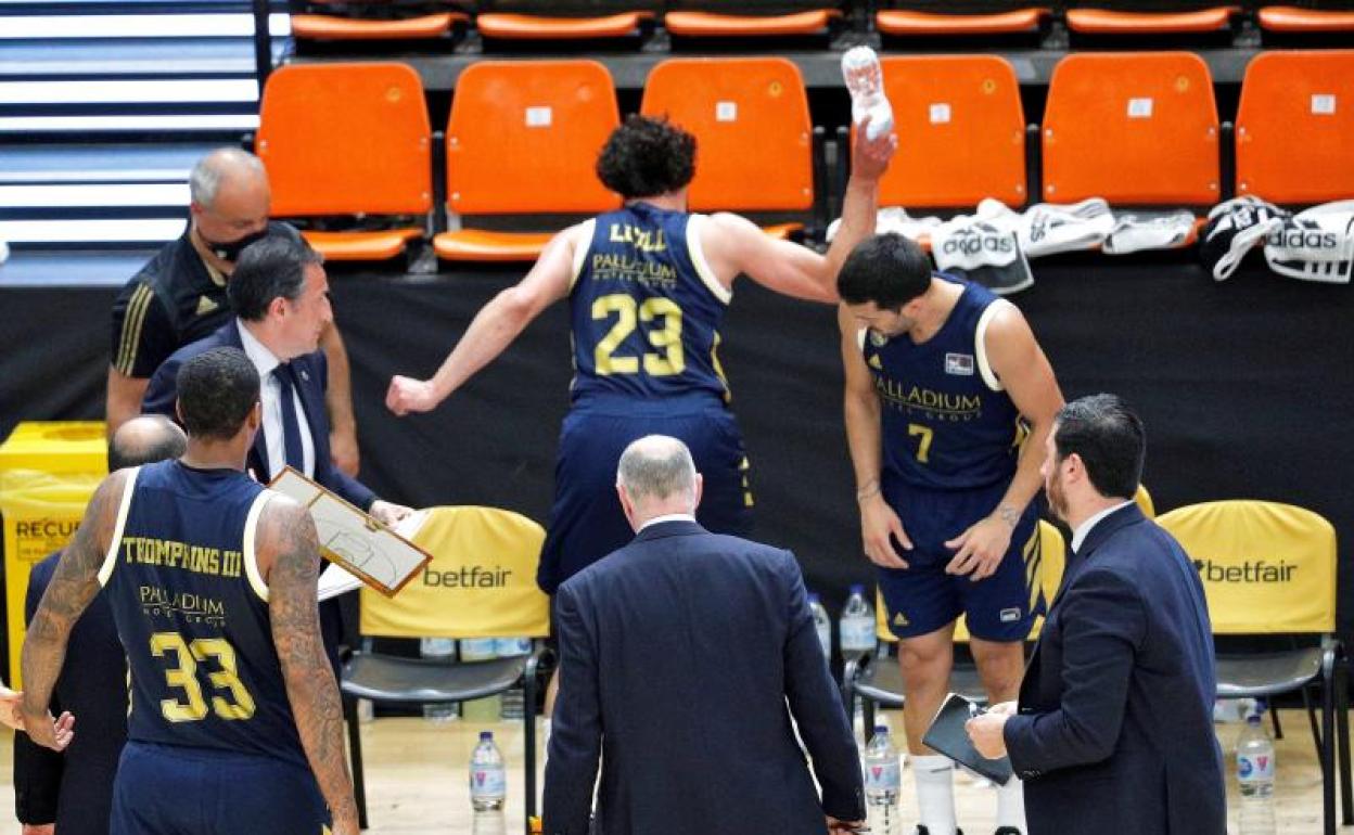 Sergio Llull arroja una botella al suelo durante un tiempo muerto. 