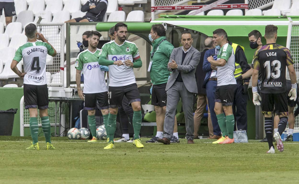 Oltra conversa con Sergio Ruiz y Figueras durante una pausa de hidratación ante el Lugo en El Sardinero