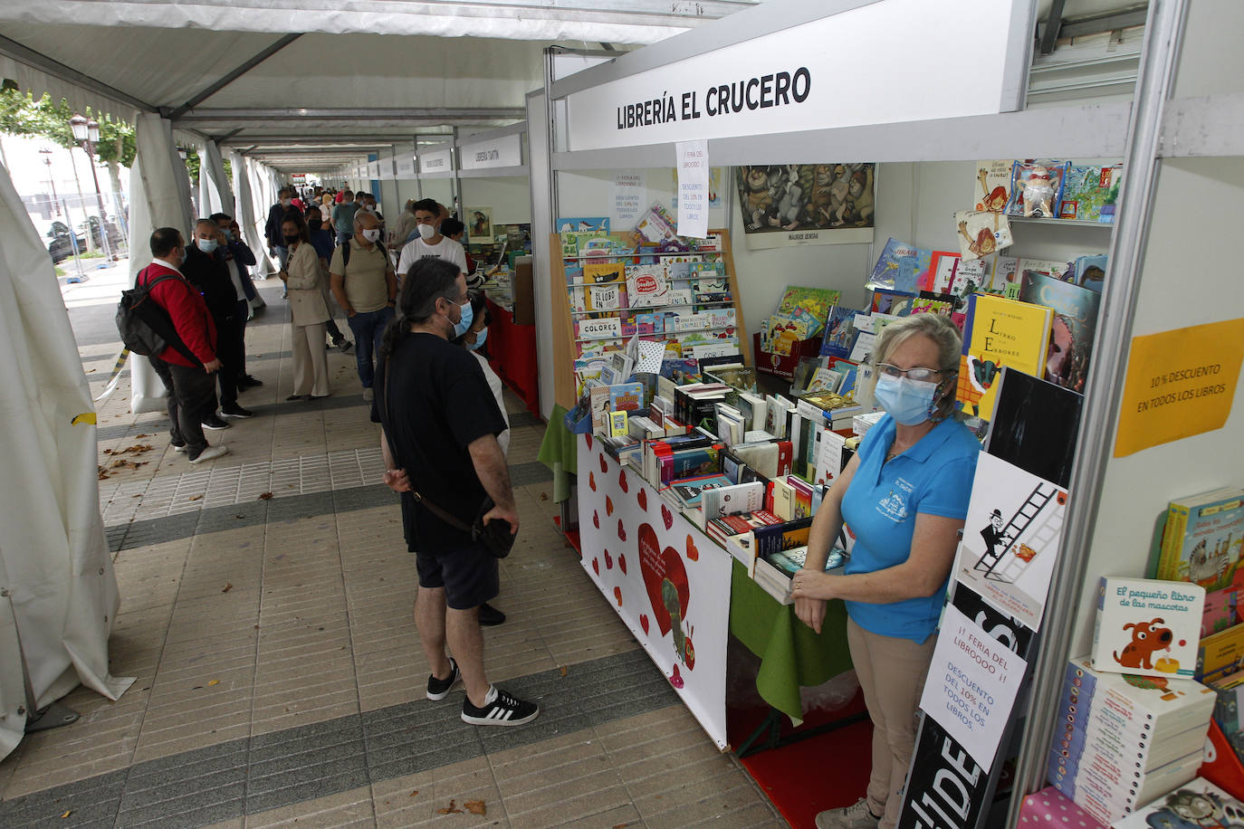 La feria se celebrará hasta el 28 de junio de 11.00 a 14.00 horas y de 17.00 a 21.00 horas, y se han adoptado las precauciones indicadas por el Ministerio de Sanidad y el Gobierno de Cantabria relativas al Covid-19, para que libreros, autores y público puedan acudir de forma segura y disfrutar de la programación cultural.