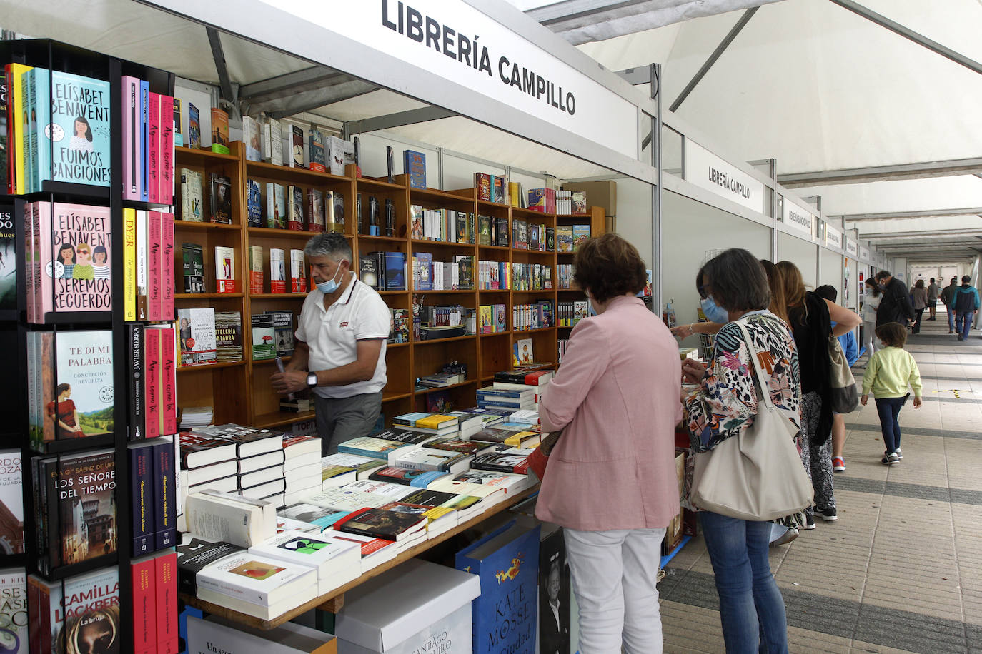 La feria se celebrará hasta el 28 de junio de 11.00 a 14.00 horas y de 17.00 a 21.00 horas, y se han adoptado las precauciones indicadas por el Ministerio de Sanidad y el Gobierno de Cantabria relativas al Covid-19, para que libreros, autores y público puedan acudir de forma segura y disfrutar de la programación cultural.