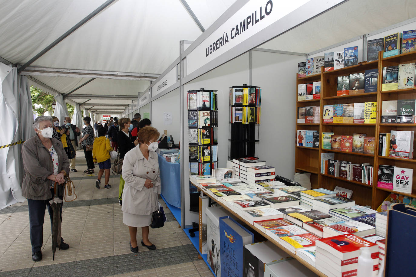 La feria se celebrará hasta el 28 de junio de 11.00 a 14.00 horas y de 17.00 a 21.00 horas, y se han adoptado las precauciones indicadas por el Ministerio de Sanidad y el Gobierno de Cantabria relativas al Covid-19, para que libreros, autores y público puedan acudir de forma segura y disfrutar de la programación cultural.