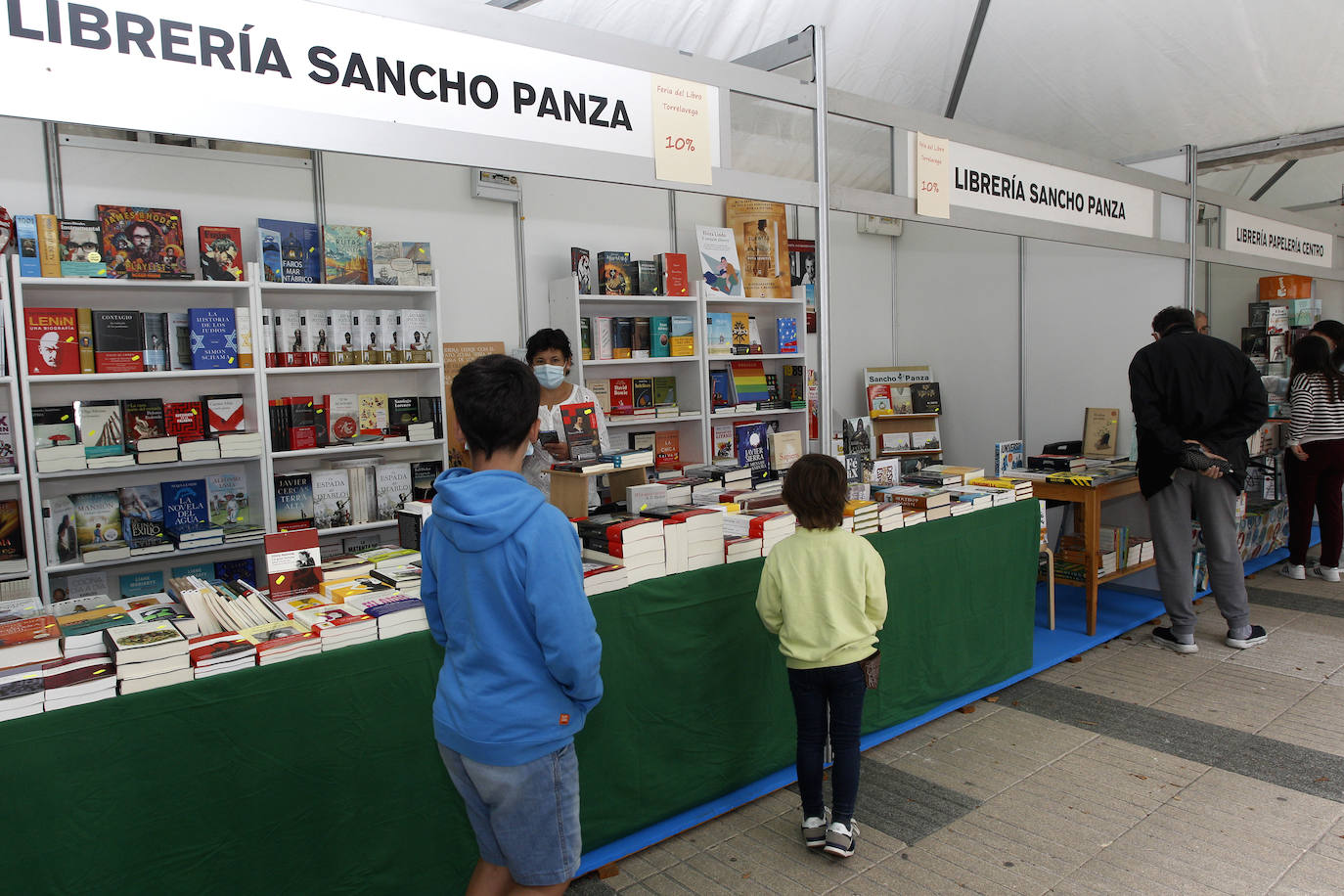 La feria se celebrará hasta el 28 de junio de 11.00 a 14.00 horas y de 17.00 a 21.00 horas, y se han adoptado las precauciones indicadas por el Ministerio de Sanidad y el Gobierno de Cantabria relativas al Covid-19, para que libreros, autores y público puedan acudir de forma segura y disfrutar de la programación cultural.