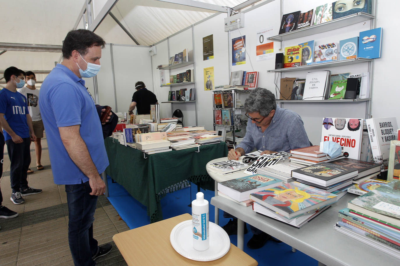 La feria se celebrará hasta el 28 de junio de 11.00 a 14.00 horas y de 17.00 a 21.00 horas, y se han adoptado las precauciones indicadas por el Ministerio de Sanidad y el Gobierno de Cantabria relativas al Covid-19, para que libreros, autores y público puedan acudir de forma segura y disfrutar de la programación cultural.