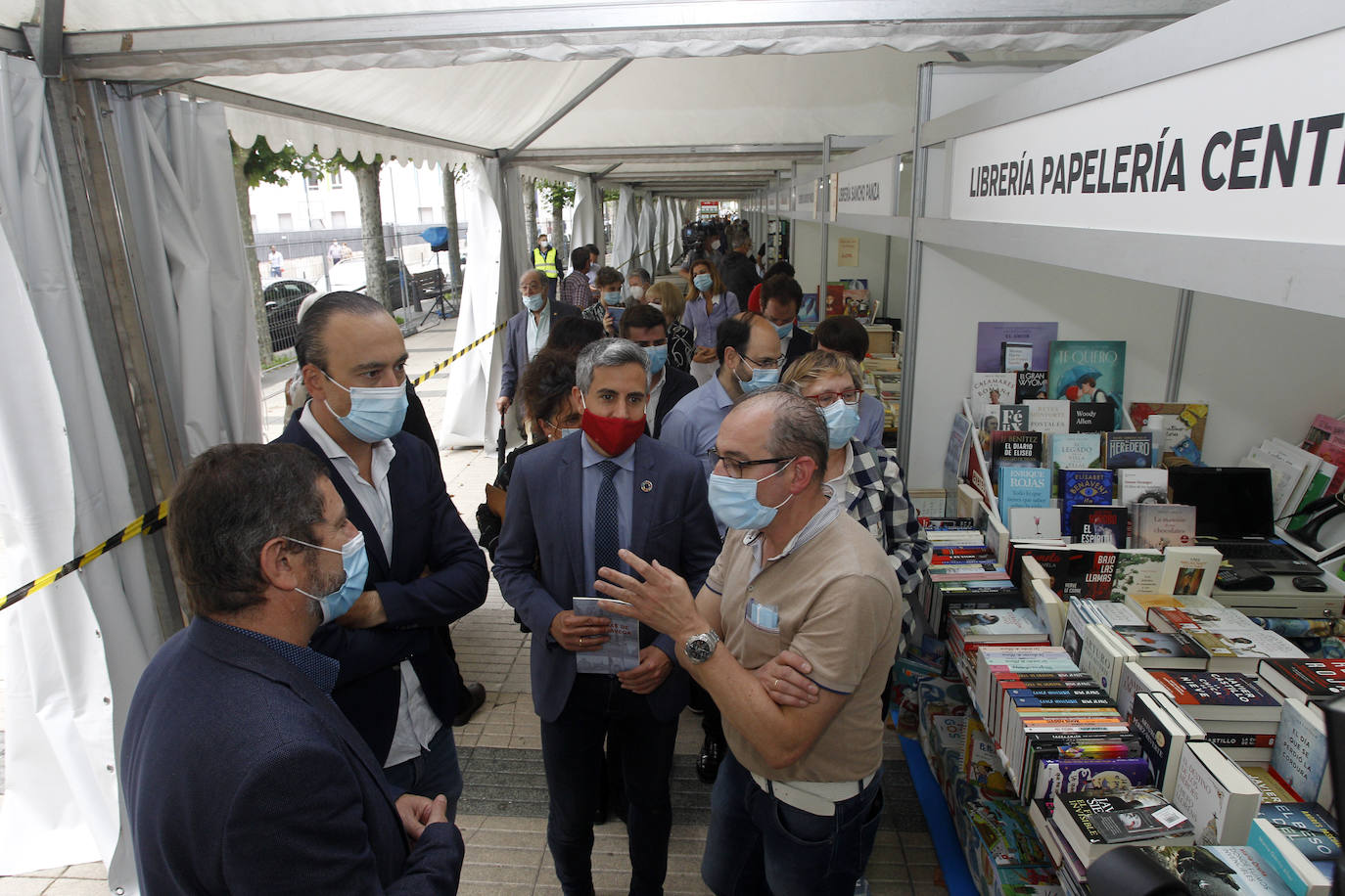 La feria se celebrará hasta el 28 de junio de 11.00 a 14.00 horas y de 17.00 a 21.00 horas, y se han adoptado las precauciones indicadas por el Ministerio de Sanidad y el Gobierno de Cantabria relativas al Covid-19, para que libreros, autores y público puedan acudir de forma segura y disfrutar de la programación cultural.