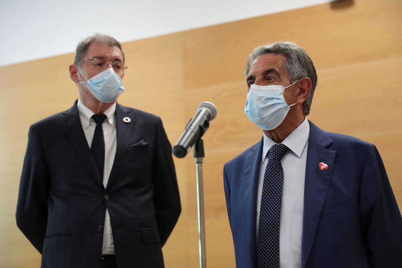 El presidente de Cantabria, Miguel Ángel Revilla, se ha reunido con la ministra para la Transición Ecológica, Teresa Ribera. En la reunión ha estado presente el director general de Solvay, Jorge Oliveira, y otros representantes de la factoría, en el Ministerio