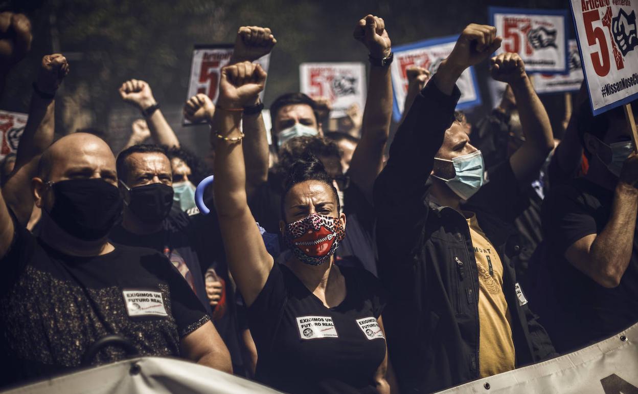 Trabajadores de la Nissan de Barcelona, protestando con el puño en alto..