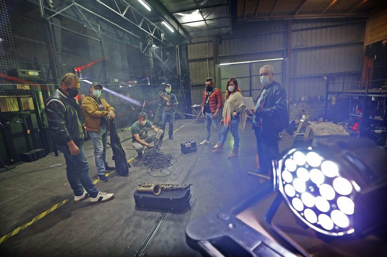 Integrantes de la orquesta Super Hollywood, durante una prueba de material en su nave de Cabezón de la Sal. 