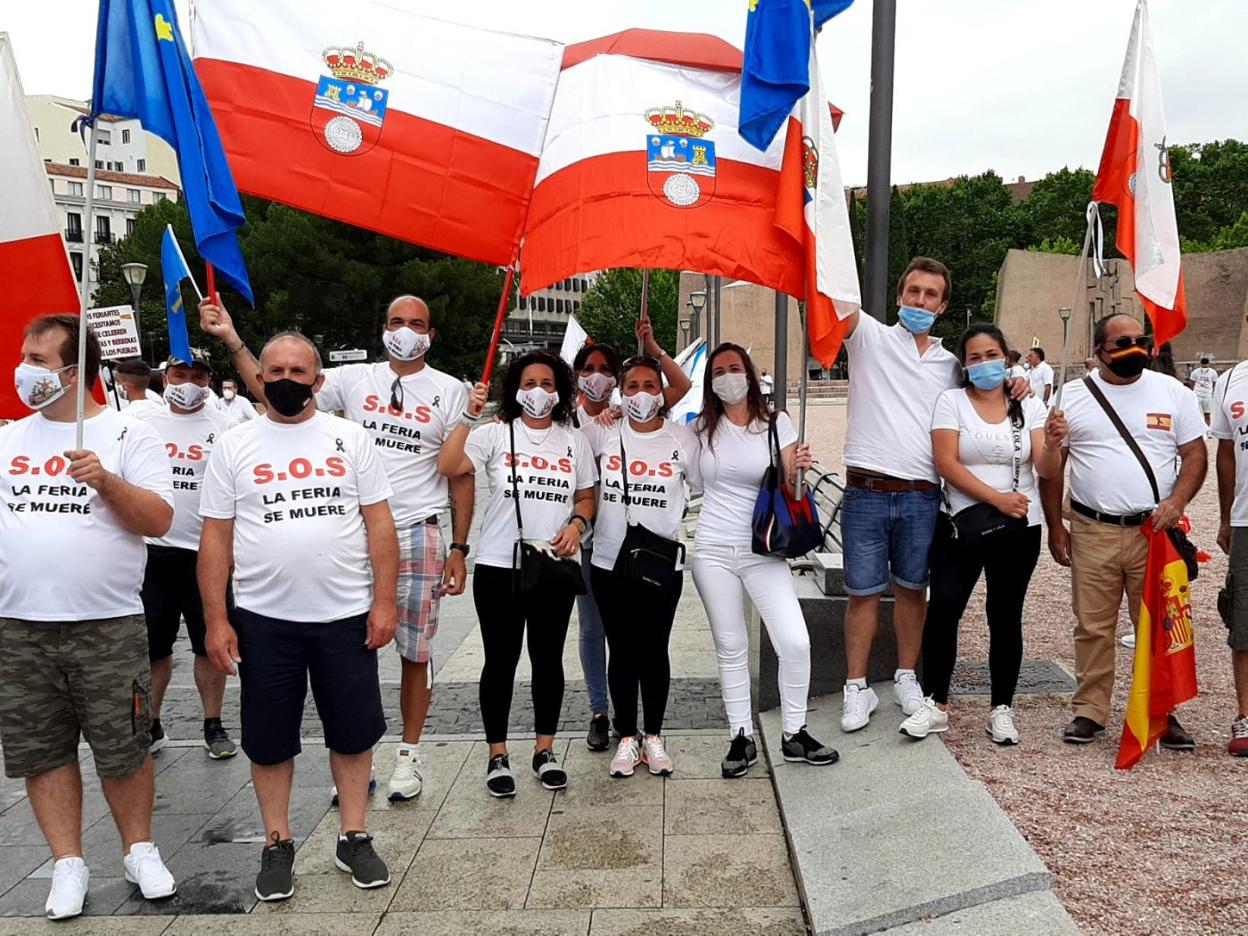 Un grupo de feriantes cántabros, con banderas y camisetas con el lema de la movilización. 