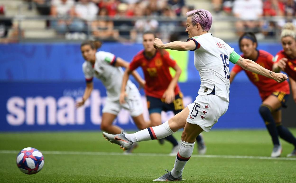 La estadounidense Megan Rapinoe marca contra España en el Mundial femenino de 2019. 