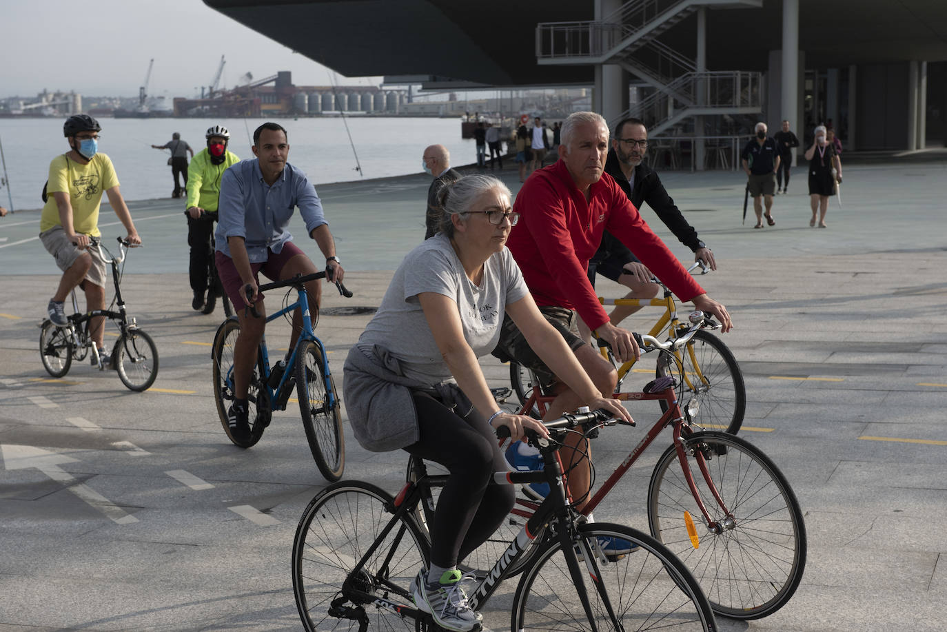 Cerca de un centenar de personas participaron ayer en el paseo ciclista que partió a las 19.30 horas desde la Grúa de Piedra para recorrer los nuevos carriles bici de Santander, habilitados para esta etapa postcovid en Reina Victoria y la calle Alcalde Vega Lamera.