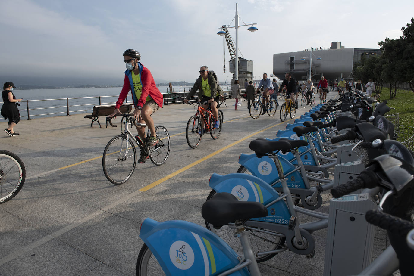 Cerca de un centenar de personas participaron ayer en el paseo ciclista que partió a las 19.30 horas desde la Grúa de Piedra para recorrer los nuevos carriles bici de Santander, habilitados para esta etapa postcovid en Reina Victoria y la calle Alcalde Vega Lamera.