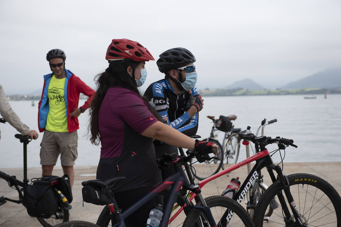 Cerca de un centenar de personas participaron ayer en el paseo ciclista que partió a las 19.30 horas desde la Grúa de Piedra para recorrer los nuevos carriles bici de Santander, habilitados para esta etapa postcovid en Reina Victoria y la calle Alcalde Vega Lamera.