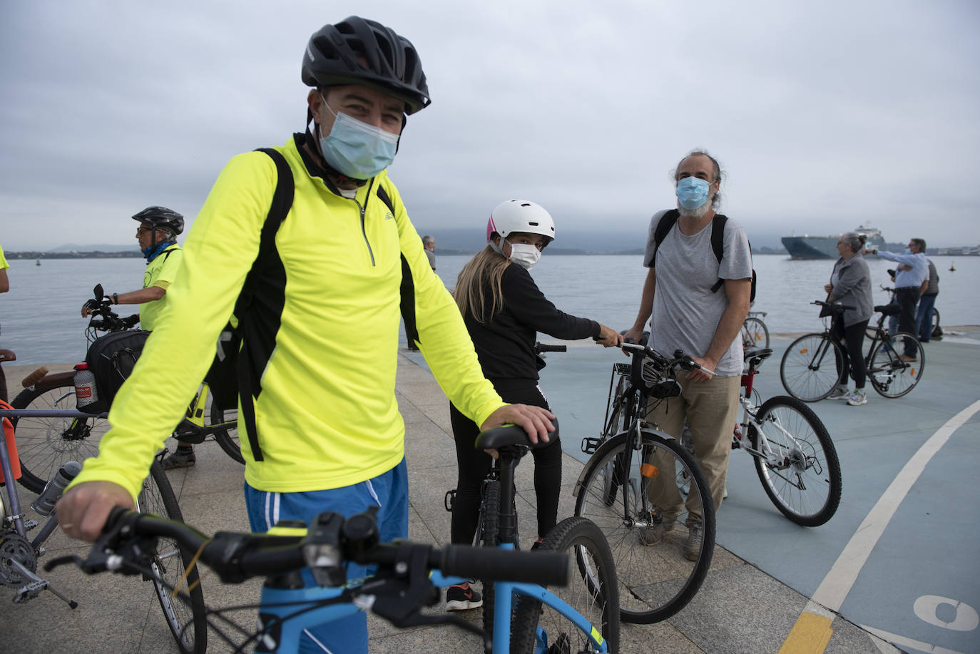 Cerca de un centenar de personas participaron ayer en el paseo ciclista que partió a las 19.30 horas desde la Grúa de Piedra para recorrer los nuevos carriles bici de Santander, habilitados para esta etapa postcovid en Reina Victoria y la calle Alcalde Vega Lamera.