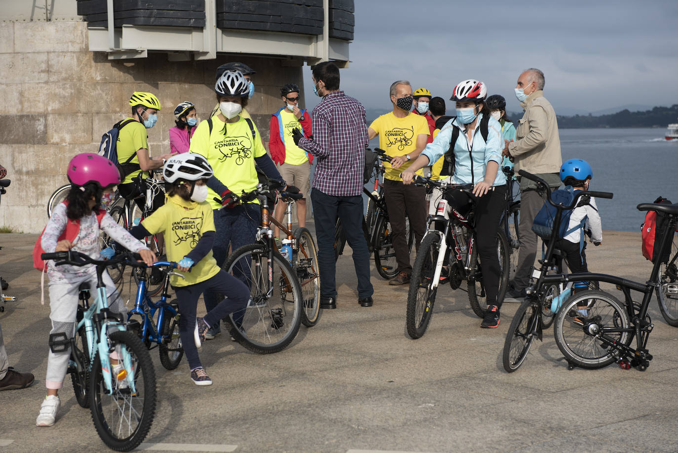 Cerca de un centenar de personas participaron ayer en el paseo ciclista que partió a las 19.30 horas desde la Grúa de Piedra para recorrer los nuevos carriles bici de Santander, habilitados para esta etapa postcovid en Reina Victoria y la calle Alcalde Vega Lamera.