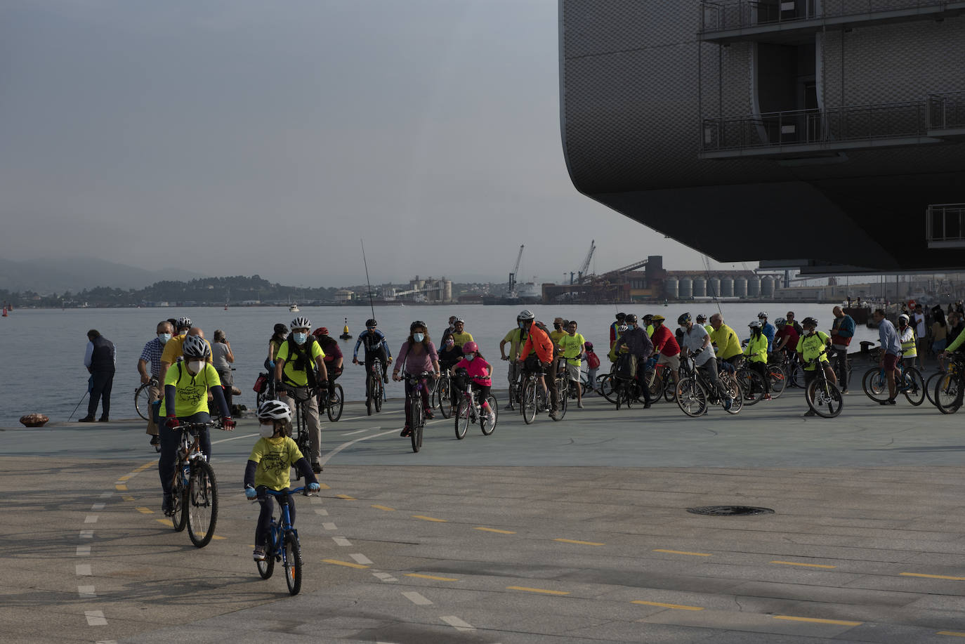 Cerca de un centenar de personas participaron ayer en el paseo ciclista que partió a las 19.30 horas desde la Grúa de Piedra para recorrer los nuevos carriles bici de Santander, habilitados para esta etapa postcovid en Reina Victoria y la calle Alcalde Vega Lamera.