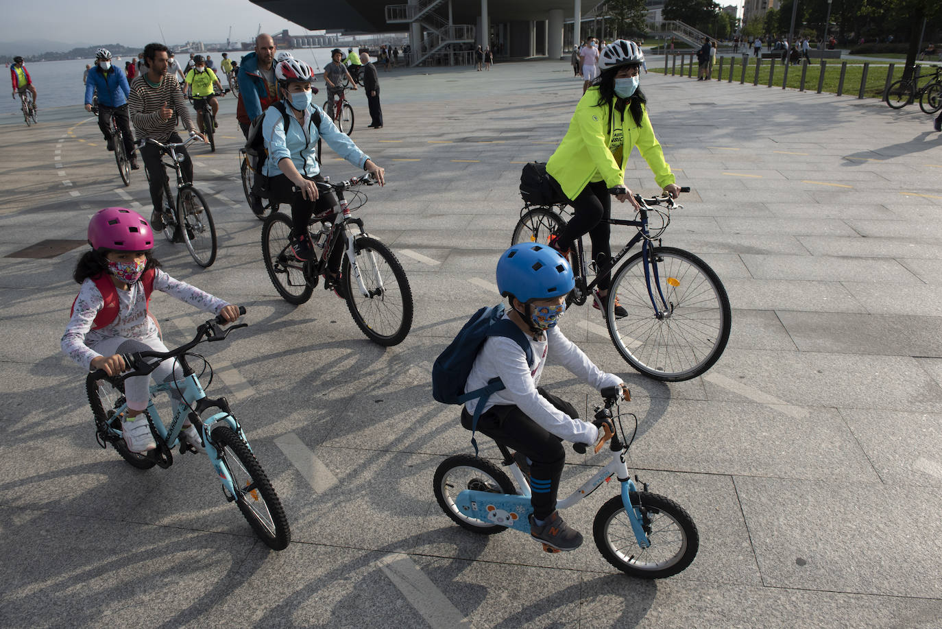 Cerca de un centenar de personas participaron ayer en el paseo ciclista que partió a las 19.30 horas desde la Grúa de Piedra para recorrer los nuevos carriles bici de Santander, habilitados para esta etapa postcovid en Reina Victoria y la calle Alcalde Vega Lamera.