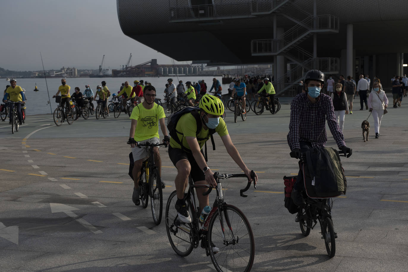 Cerca de un centenar de personas participaron ayer en el paseo ciclista que partió a las 19.30 horas desde la Grúa de Piedra para recorrer los nuevos carriles bici de Santander, habilitados para esta etapa postcovid en Reina Victoria y la calle Alcalde Vega Lamera.