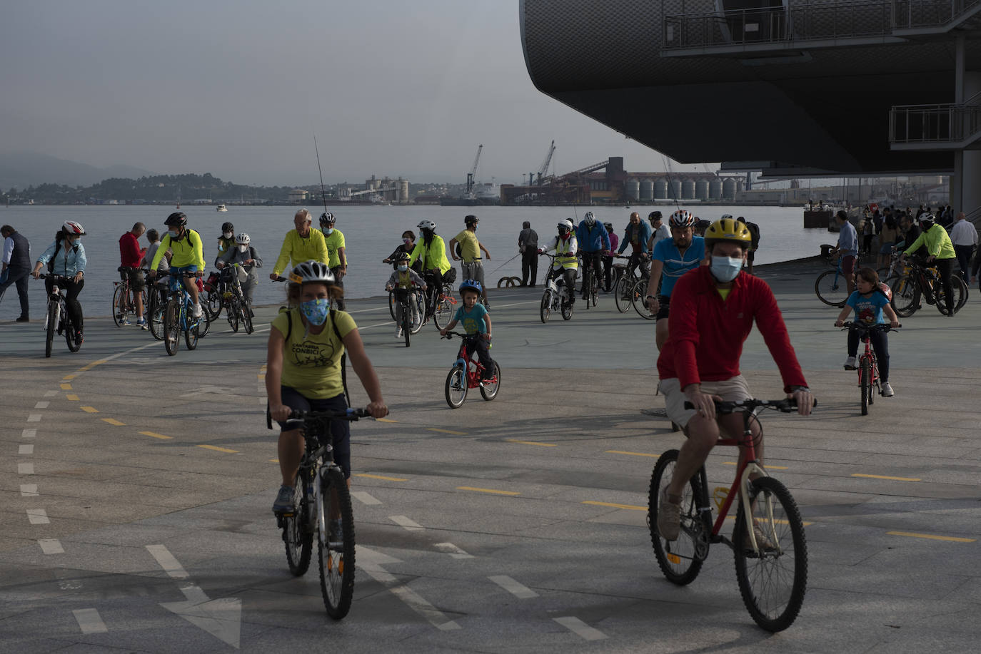 Cerca de un centenar de personas participaron ayer en el paseo ciclista que partió a las 19.30 horas desde la Grúa de Piedra para recorrer los nuevos carriles bici de Santander, habilitados para esta etapa postcovid en Reina Victoria y la calle Alcalde Vega Lamera.