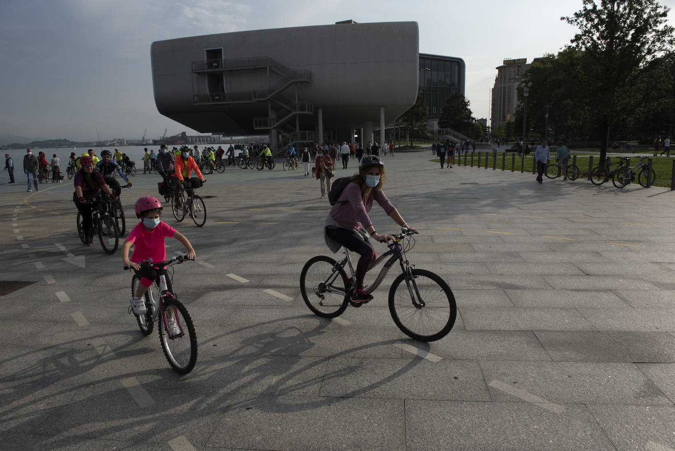 Cerca de un centenar de personas participaron ayer en el paseo ciclista que partió a las 19.30 horas desde la Grúa de Piedra para recorrer los nuevos carriles bici de Santander, habilitados para esta etapa postcovid en Reina Victoria y la calle Alcalde Vega Lamera.