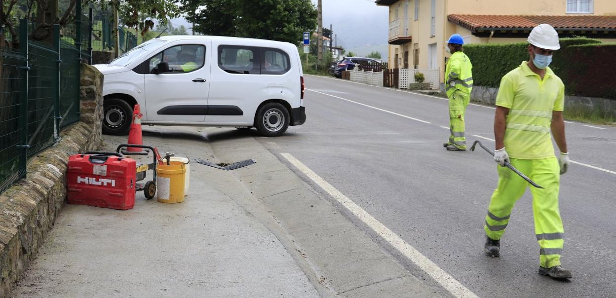 Trabajadores de la empresa adjudicataria en La Montaña. 