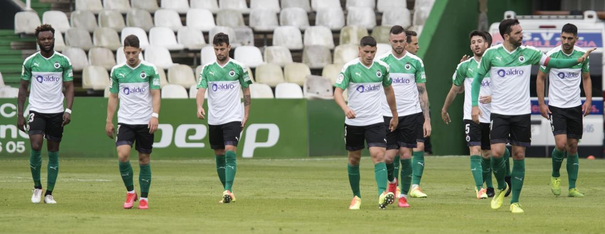 Kitoko, Enzo, Moi, Sergio Ruiz, Manu Hernando, David Carmona, Figueras, Nando y Olaortua se dirigen hacia el centro del campo en el duelo ante el Lugo.