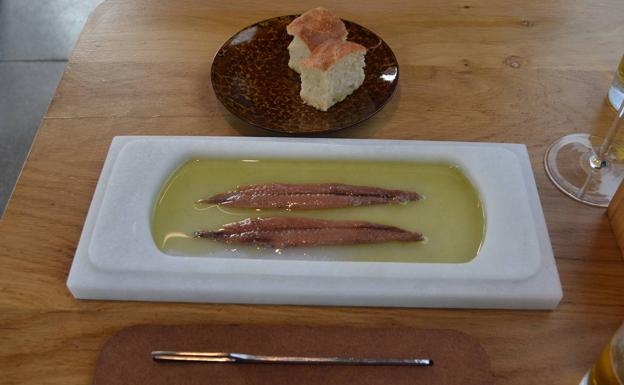 Imagen principal - Anchoa en aceite; coca de verdel y ensalada de pamplinas; y verduras del cocido, panecillo y caldo.