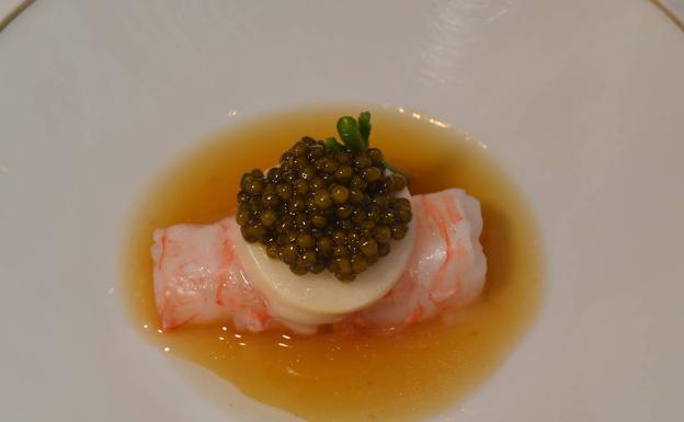 Imagen principal - Tronco de cigala con tuétano y caviar; verduras, licuado de guisante y mantequilla; y carico montañés y castañuela ibérica. 