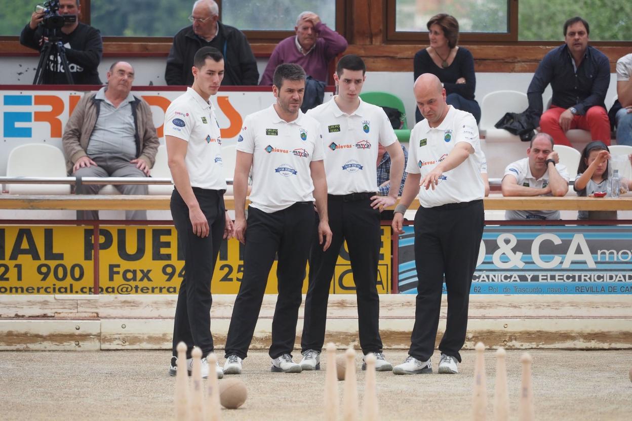 Víctor, Haya, José Manuel González, y Salmón, la partida titular de Peñacastillo. 