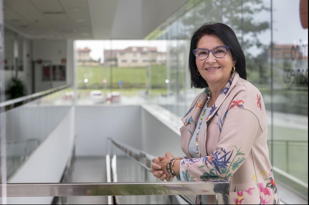 Eva Bartolomé, en el exterior del edificio del Pctcan, sede de la Dirección General de Turismo de Cantabria.